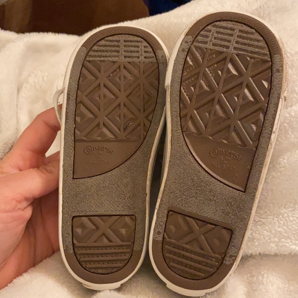 Gray converse sneakers - Picture 2 of 5